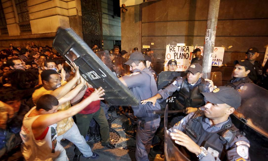 
Batalhão de Choque entrou em conflito com professores e manifestantes -
Foto: Hudson Pontes