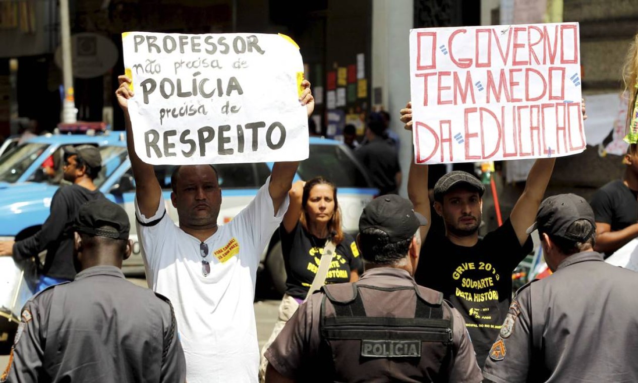 Professores protestam com cartazes e palavras de ordem Foto: Márcia Foletto / Agência O Globo