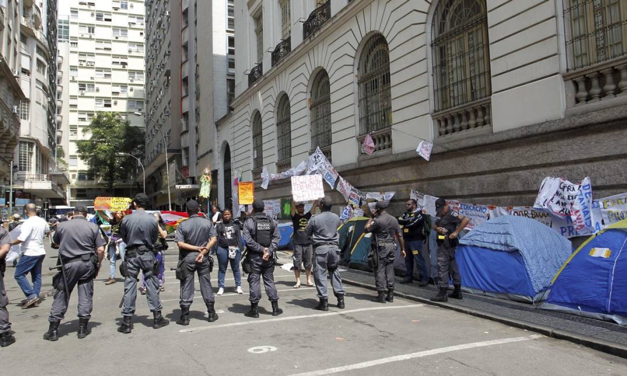 Professores acampam no entorno da Câmara dos Vereadores Foto: Márcia Foletto / Agência O Globo