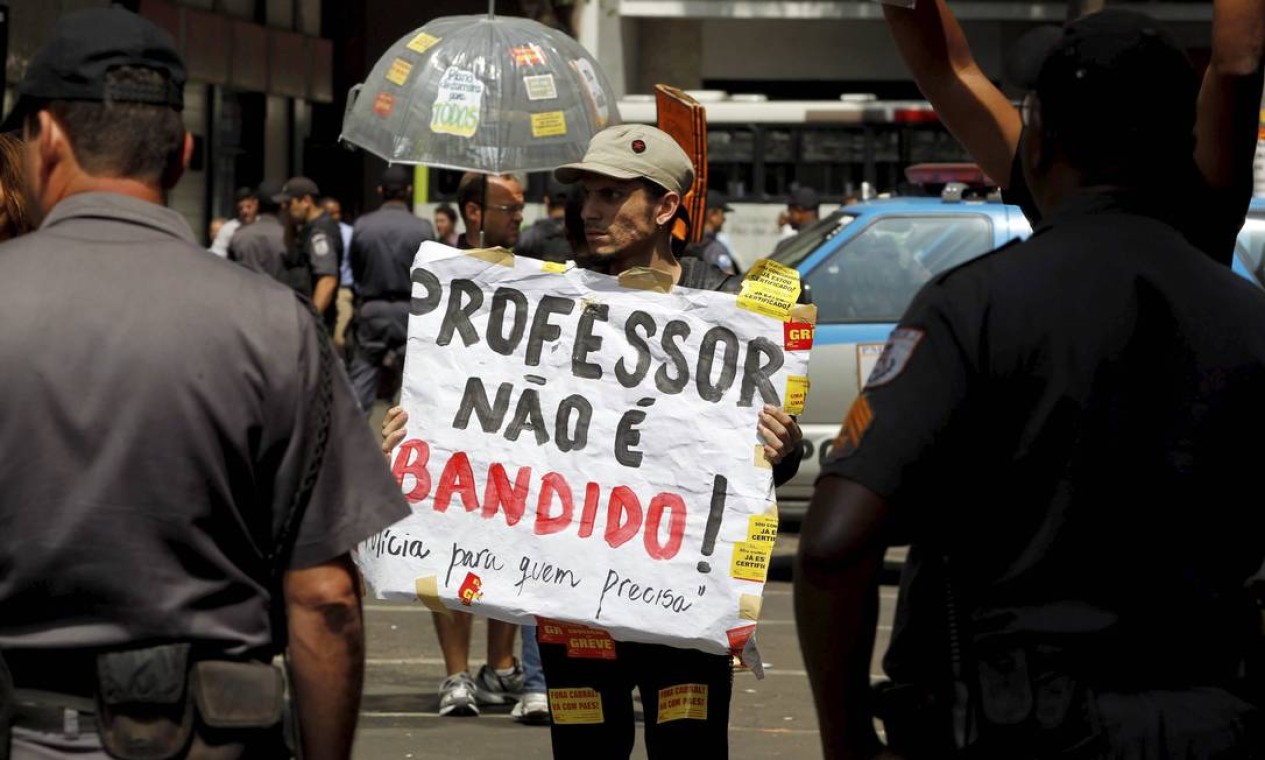 Manifestante carrega cartaz em protesto contra ação da PM Foto: Márcia Foletto / Agência O Globo
