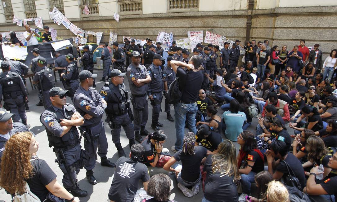Entrada da Câmara dos Vereadores é cercada por policiais Foto: Márcia Foletto / Agência O Globo