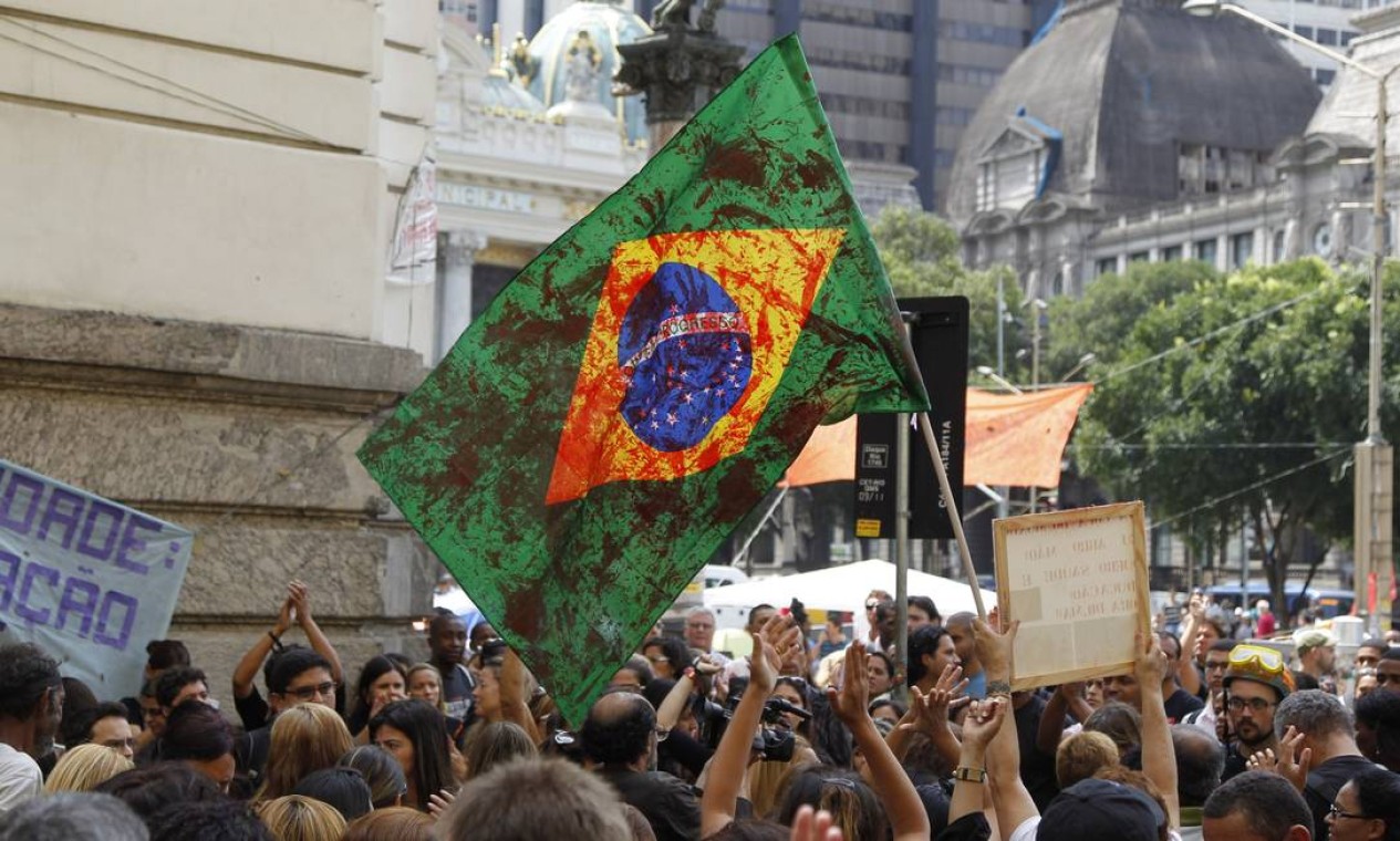 Manifestantes levam uma Bandeira do Brasil para o protesto Foto: Márcia Foletto / O Globo
