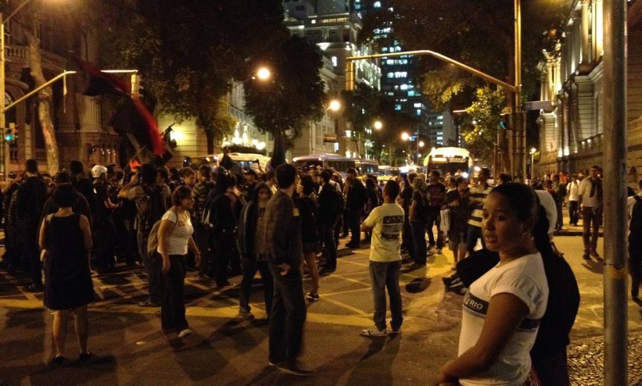 Black Blocs participam de manifestação de professores no Centro Foto: Gustavo Goulart / O Globo