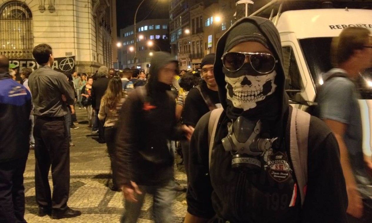 Manifestante mascarado em protesto na Cinelândia Foto: Gustavo Goulart / O Globo