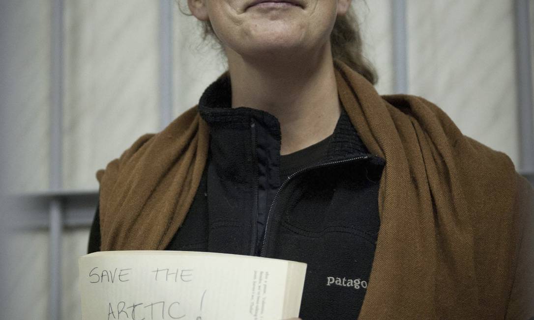 
Ana Paula escreve mensagem com apelo à preservação do Ártico
Foto: REUTERS