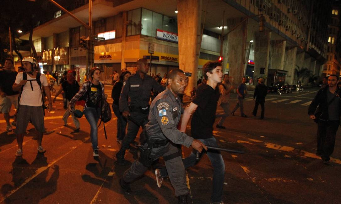 Cinco pessoas são detidas durante confronto com a PM Foto: Domingos Peixoto / Agência O Globo