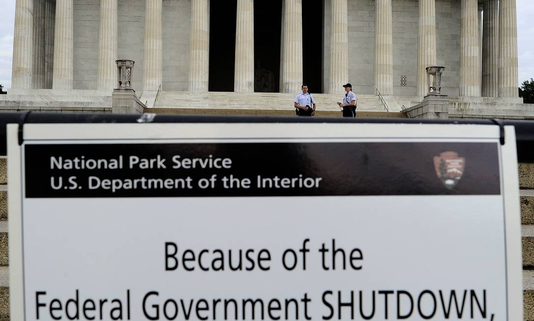 Crise nos EUA. Policiais fazem guarda em frente ao Lincoln Memorial, em Washington. O governo fechou o ponto turístico em função do impasse no acordo do orçamento. Foto: JEWEL SAMAD / AFP