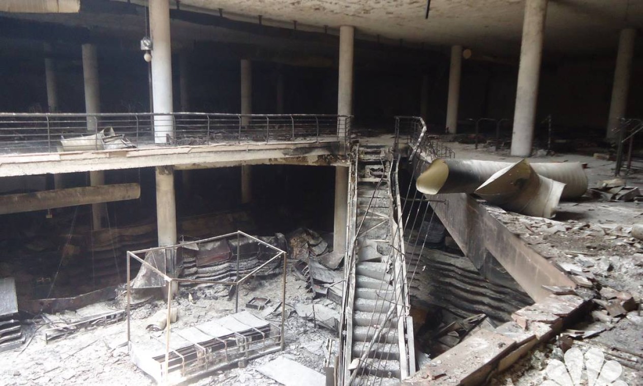 O prédio foi seriamente danificado durante os quatro dias de cerco e combate. Parte do edifício desmoronou Foto: AP / AP