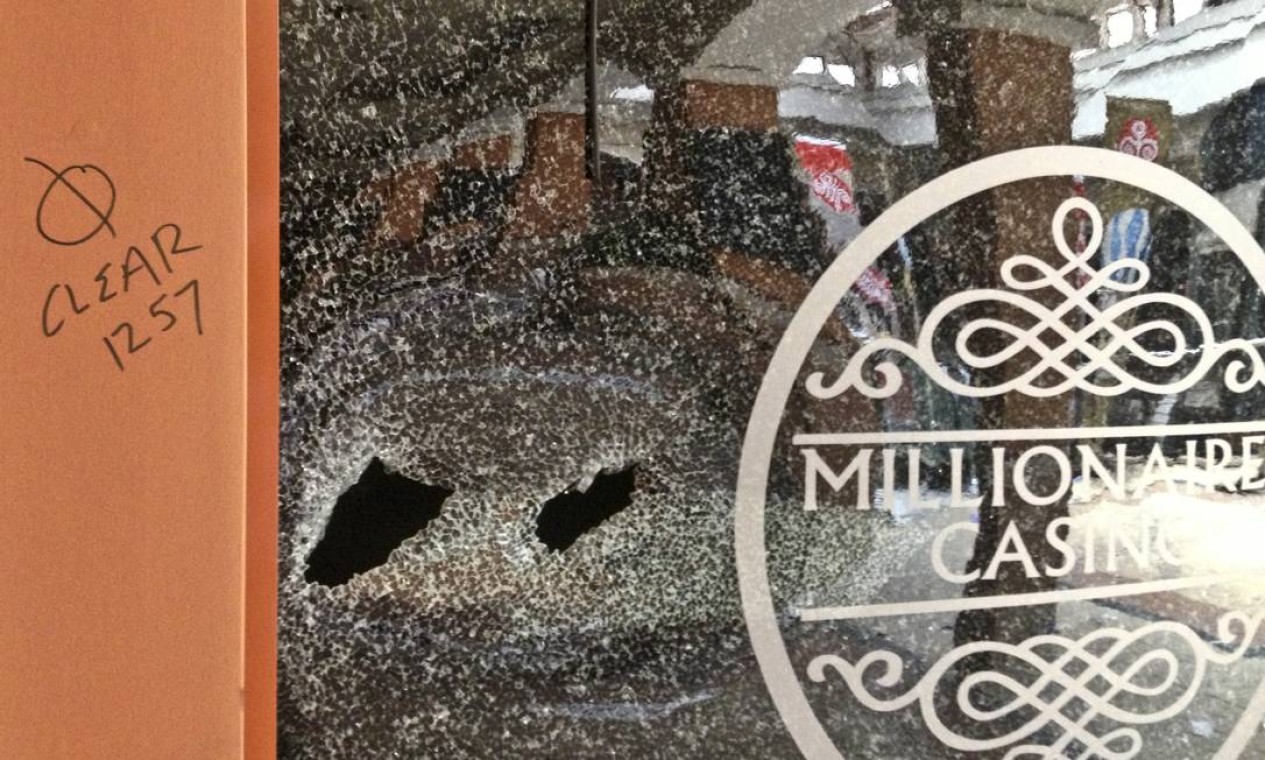 Na vitrine, as marcas dos disparos Foto: Jason Straziuso / AP