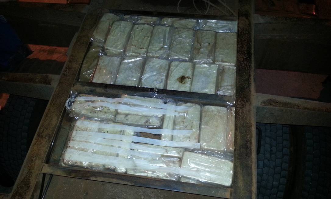 
Pasta base de cocaína no fundo falso de caminhã
Foto: Divulgação / Polícia Civil