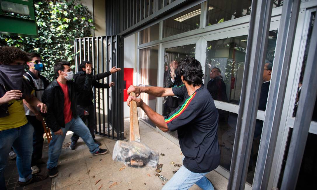 Manifestantes tentam invadir reitoria da USP a marretadas Foto: Danilo Verpa / Folhapress