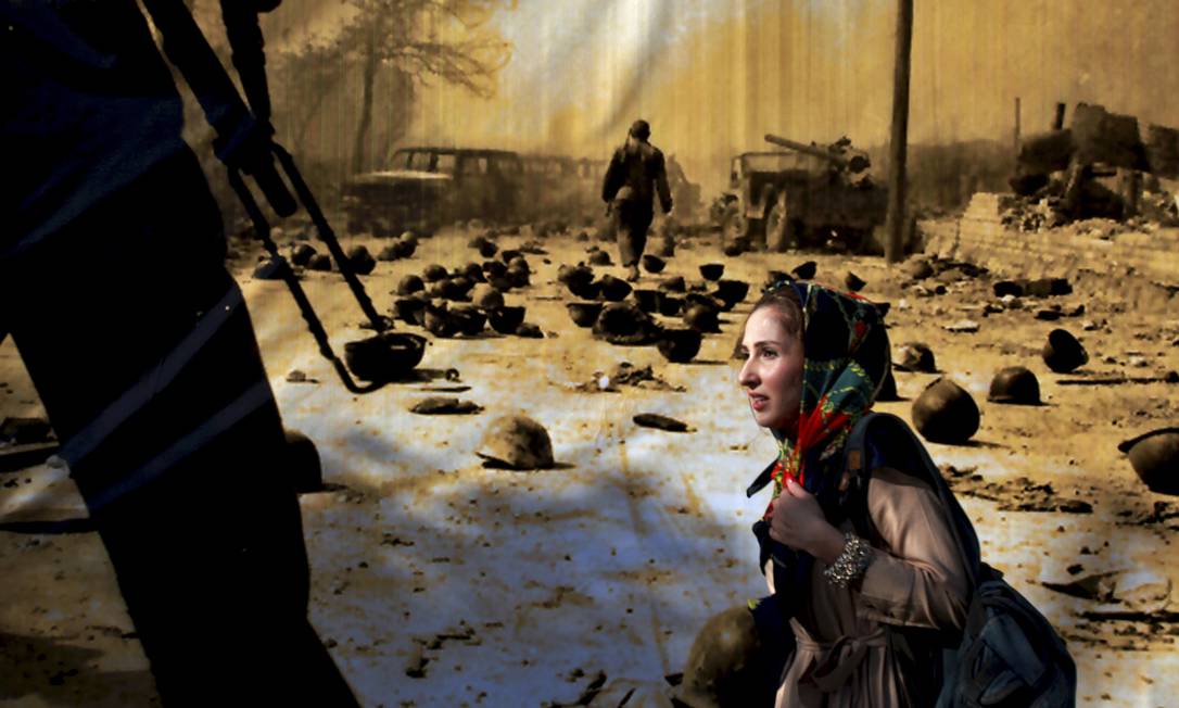 
Mulher passa por cartaz em Teerã com imagem da guerra entre Irã e Iraque na década de 80
Foto: Ebrahim Noroozi / AP