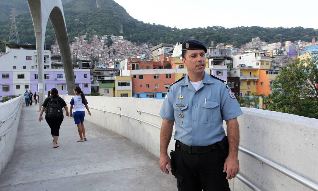 Major Edson Santos, que comandava UPP da Rocinha, é um dos dez PMs indiciados Foto: Domingos Peixoto / Agência O Globo