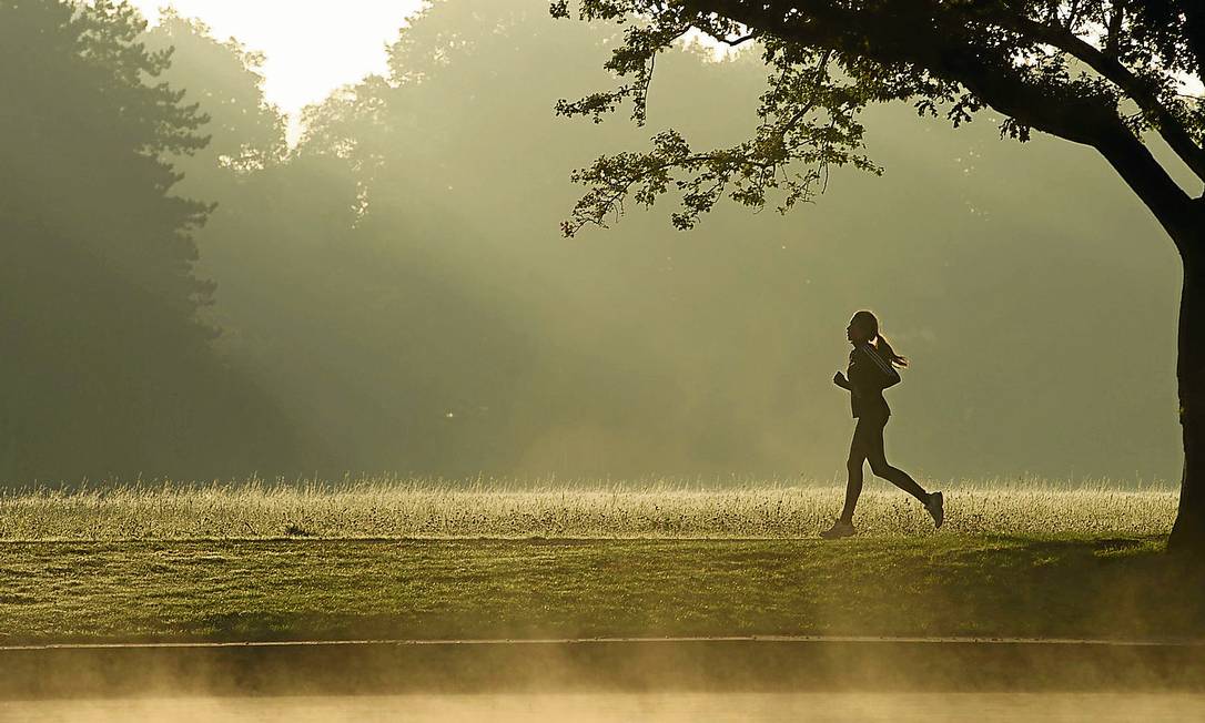 
OMS orienta realizar 150 minutos mínimos de exercício físico por semana
Foto: Sebastian Kahnert/AFP