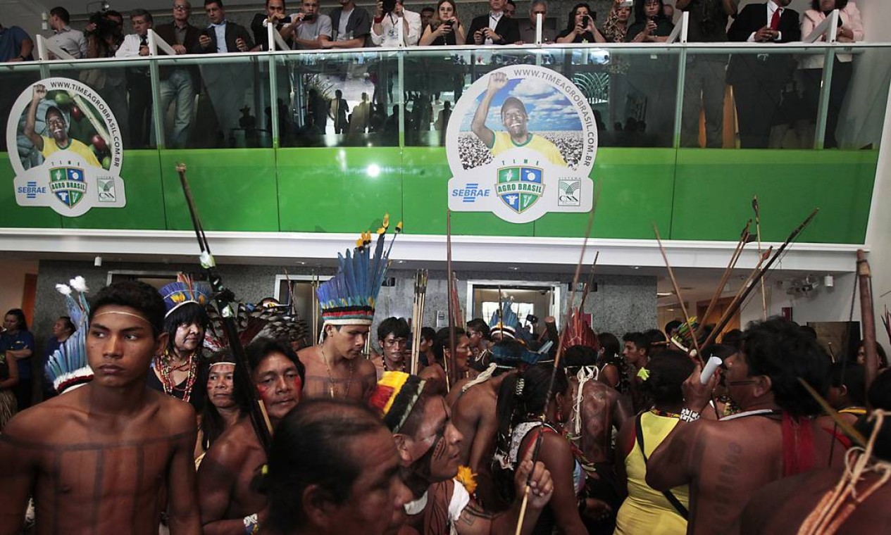 Índios invadem sede da CNA em Brasília - Jornal O Globo