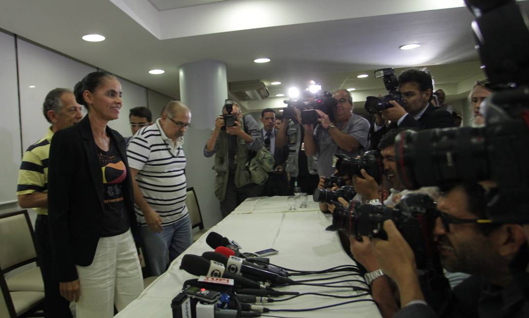 Ex-senadora Marina Silva antes de falar à imprensa Foto: Ailton de Freitas / O Globo