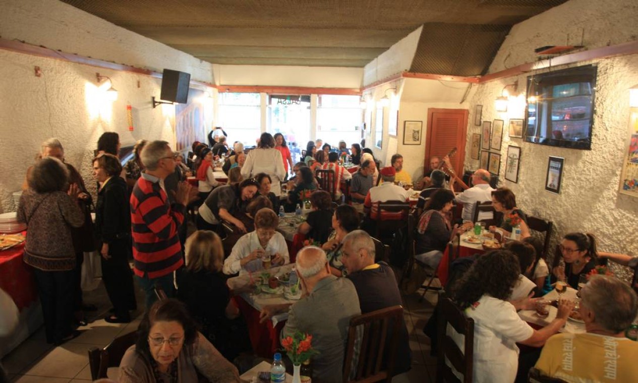 Reunião. Amigos em almoço de homenagem ao carnavalesco Fernando Pamplona, na Lapa Foto: O Globo / Pedro Teixeira