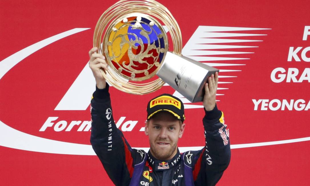 
Vettel ergue o troféu após mais uma vitória na Fórmula-1. Alemão está muito perto do título
Foto: Lee Jae-Won / Reuters