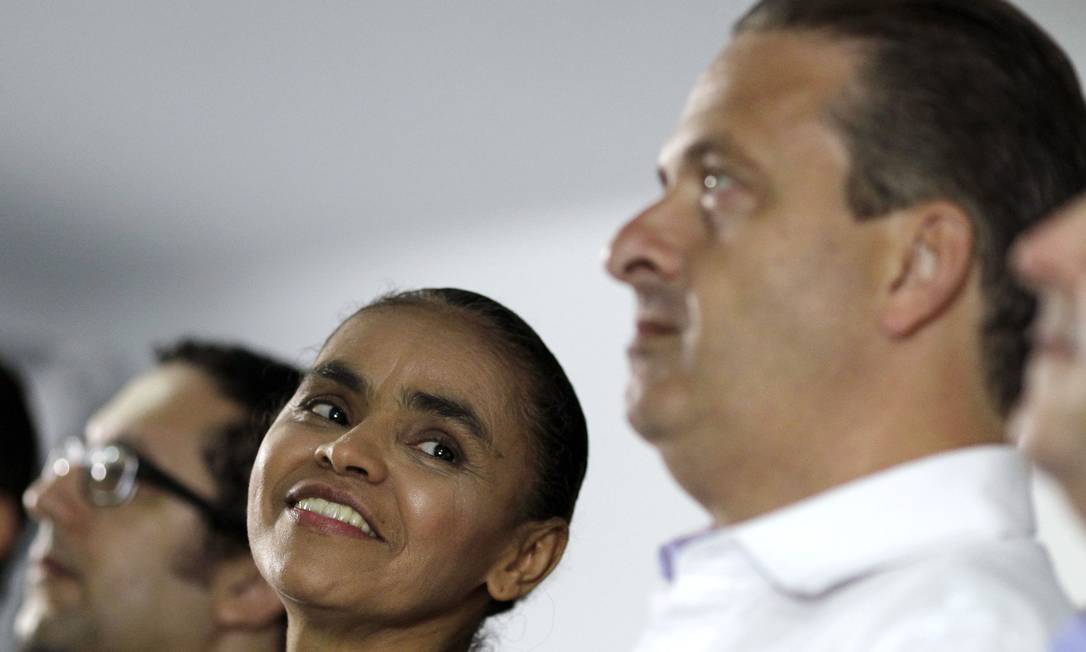 
Marina Silva olha para Eduardo Campos Foto: REUTERS