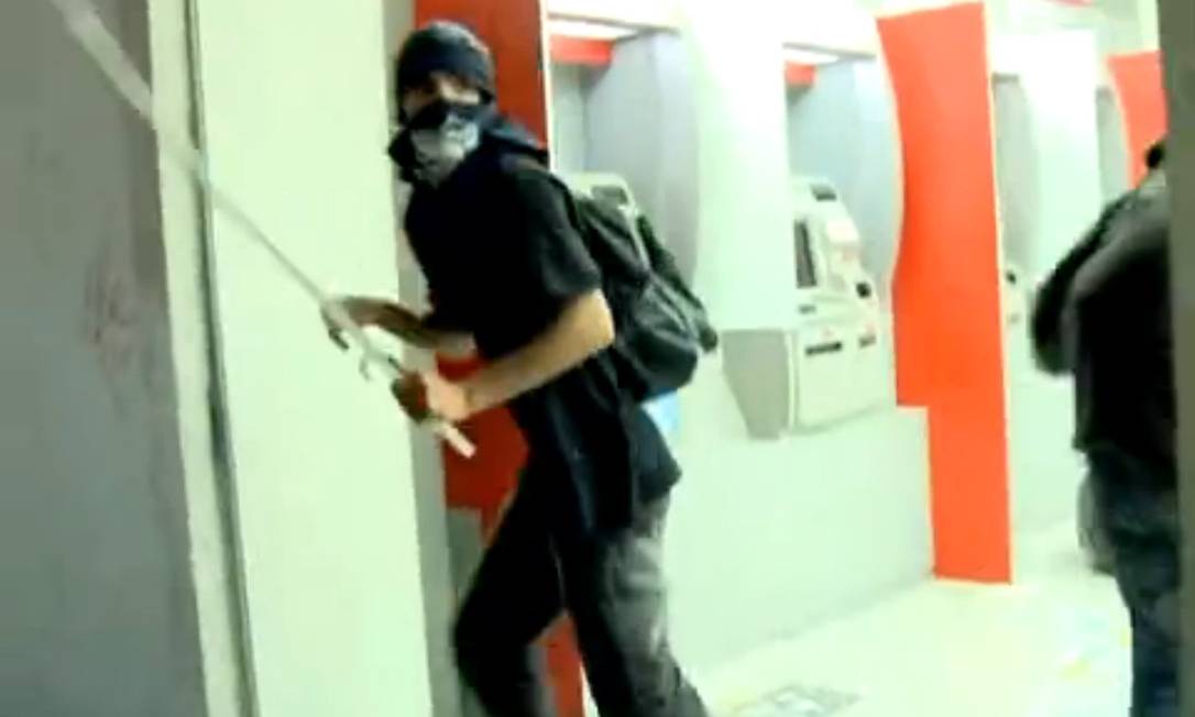 Em São Paulo, Mascarado usa barra de ferro para depredar agência bancária Foto: Globonews / Reprodução 