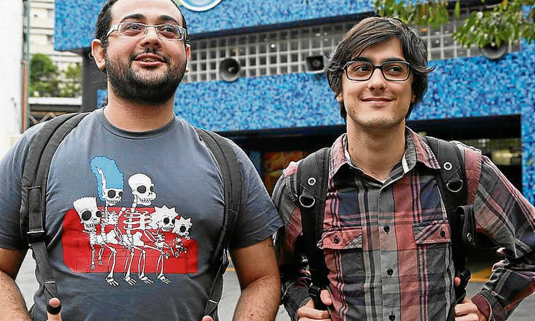 
Os jovens Rodrigo (de barba) e Pedro na frente da estação Arcoverde -
Foto: Ana Branco / Agência O Globo