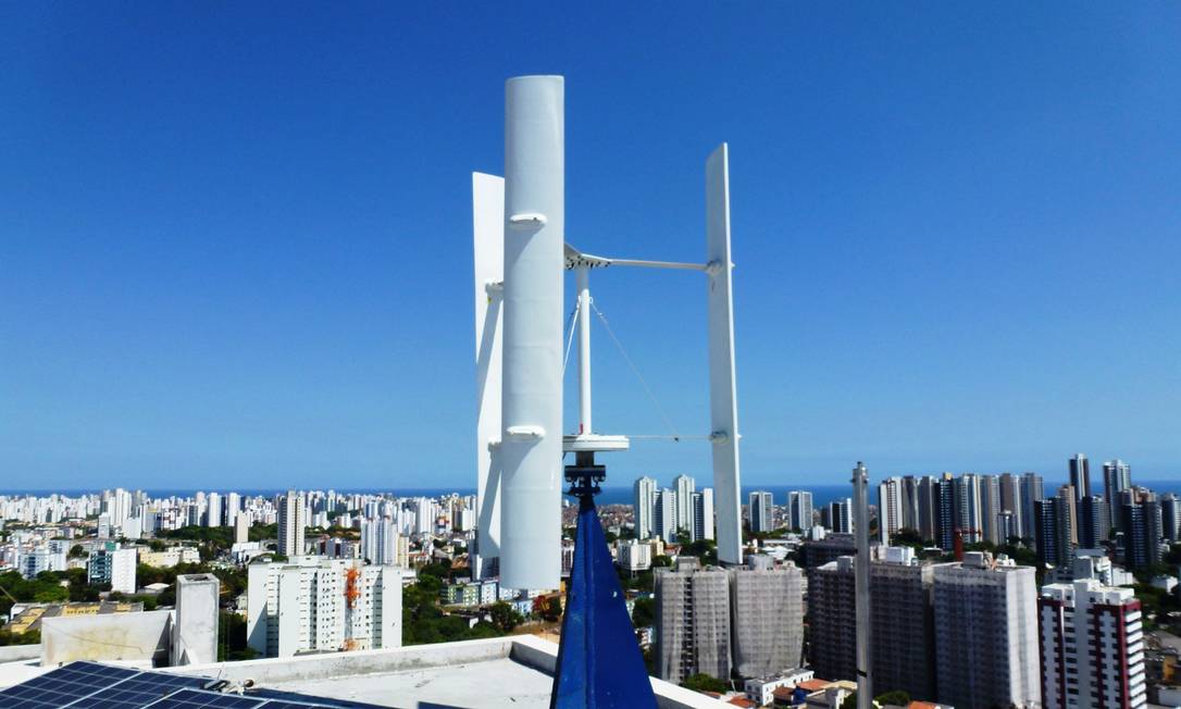 
Turbina em telhado de prédio no Rio de Janeiro: consumidores poderão gerar sua própria energia e transferir o excedente não consumido para a rede pública
Foto: Divulgação