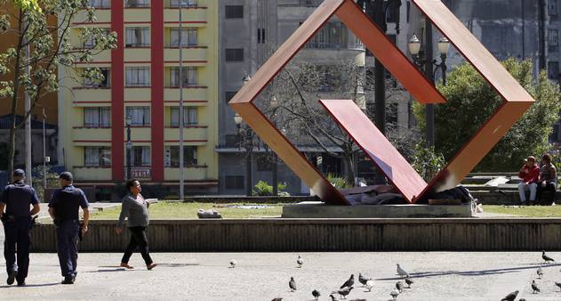 Os viciados em crack em acampamento na Praça da Sé - Jornal O Globo