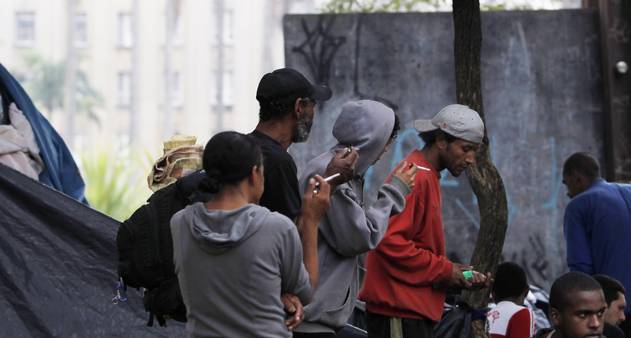 Os viciados em crack em acampamento na Praça da Sé - Jornal O Globo