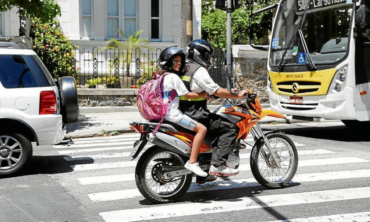 Carona perigosa: acidentes de motos com crianças no Rio disparam