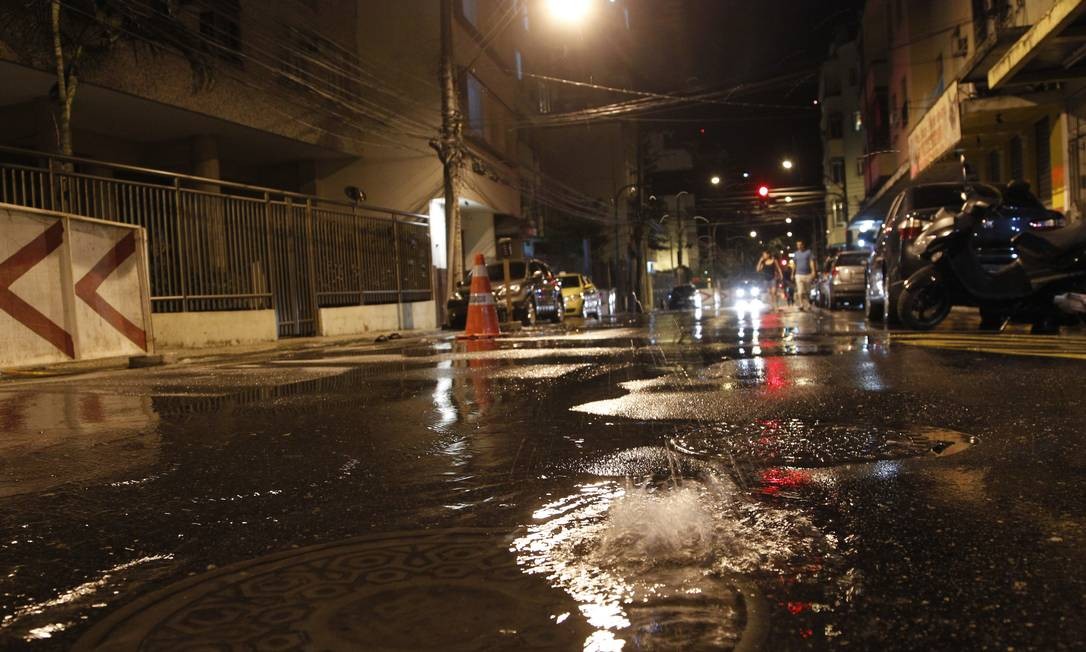 Vazamento de água abre rachaduras em asfalto em Botafogo - Jornal O Globo