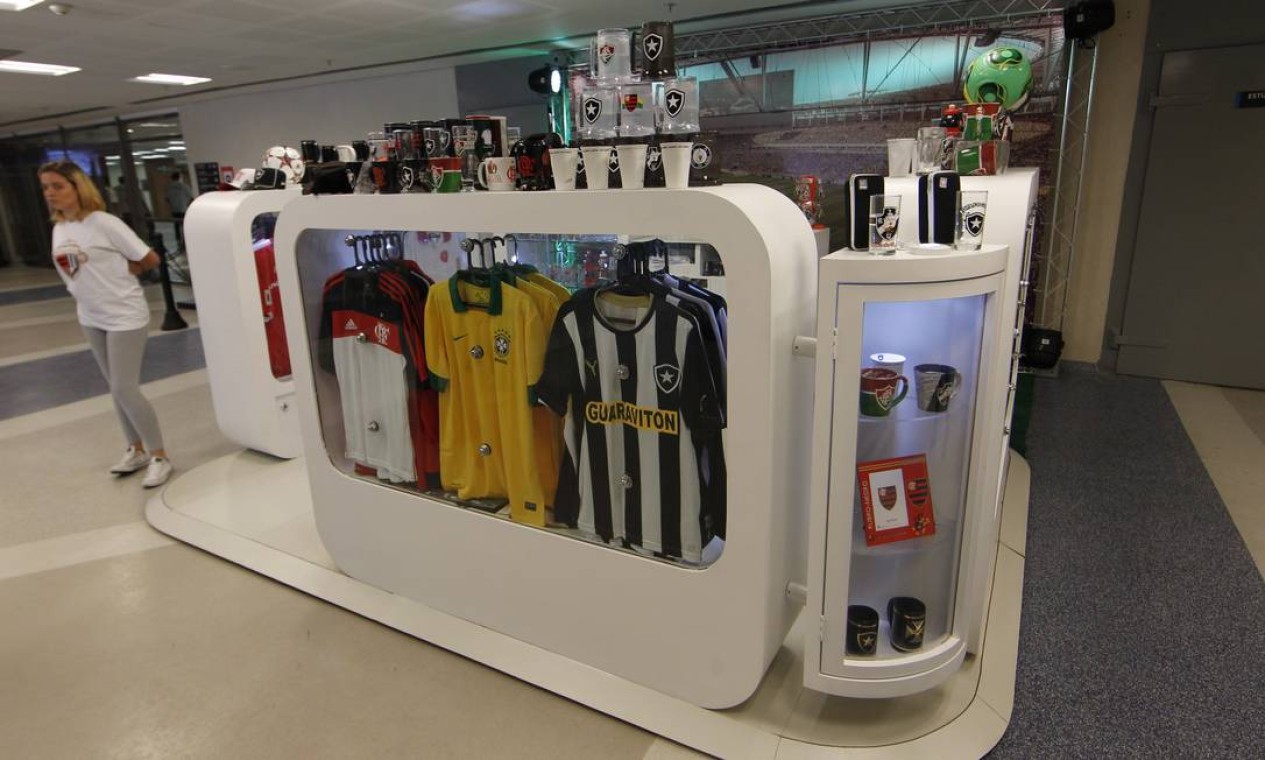 Na entrada do passeio, os turistas encontram uma loja com produtos esportivos Foto: Gustavo Miranda / Agência O Globo