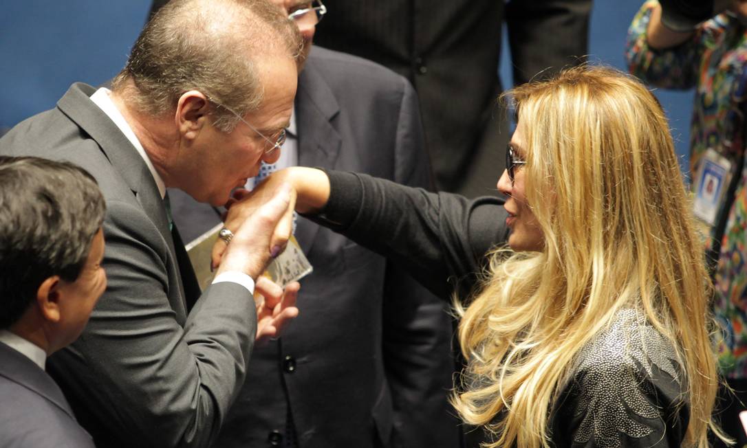 Em sessão do Congresso Nacional para promulgação da PEC da Música, Renan Calheiros beija a mão da cantora Rosemary Foto: Ailton de Freitas / Agência O Globo