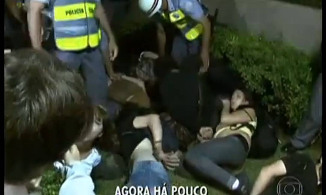 Manifestantes são detidos em São Paulo Foto: TV Globo / Reprodução de vídeo