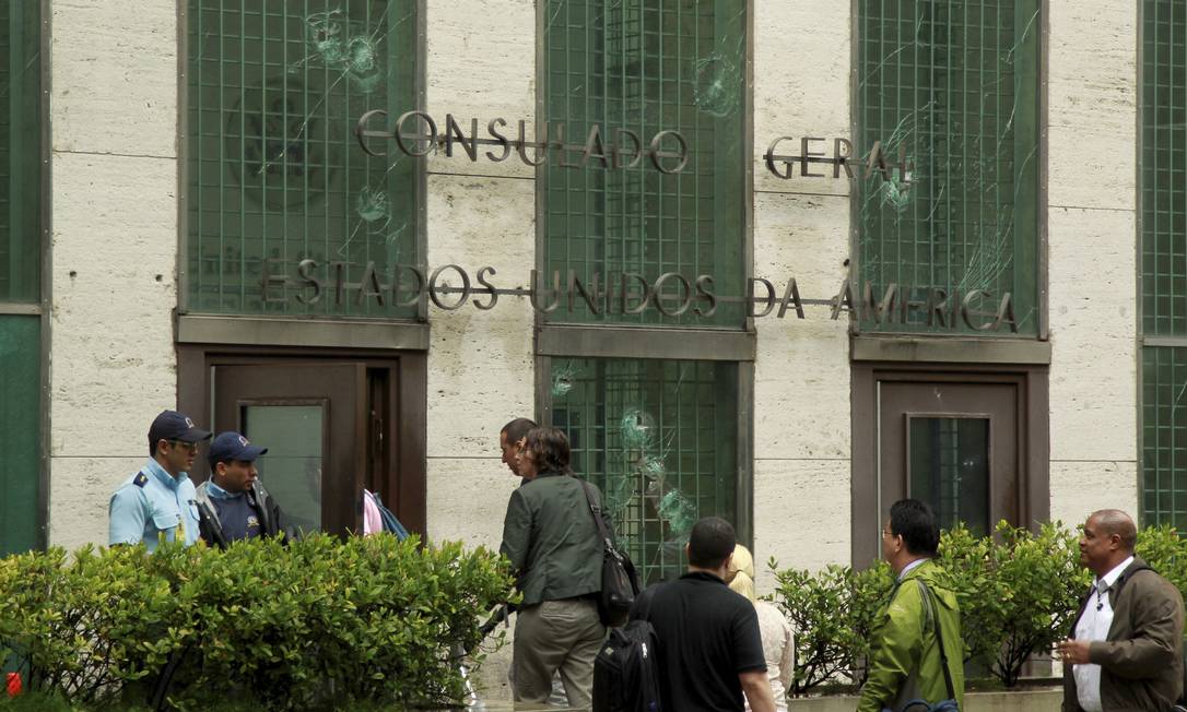 Vidraças do Consulado dos Estados Unidos foram quebradas Foto: Gabriel de Paiva / Agência O Globo