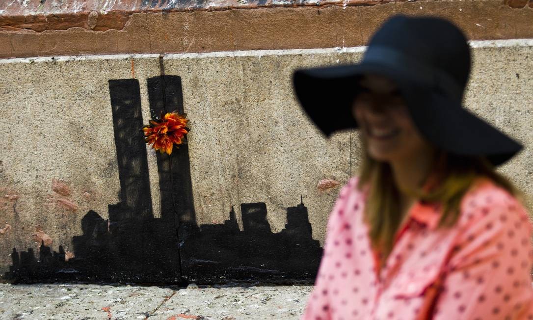 Obra de Banksy em Lower Manhattan representa o World Trade Center Foto: EDUARDO MUNOZ / REUTERS