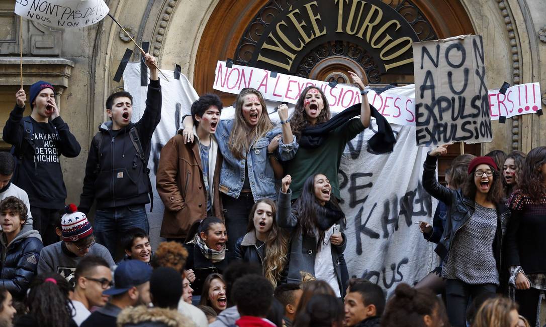 
Estudantes do ensino médio protestam em frente ao seu Liceu Turgot em Paris
Foto: CHARLES PLATIAU / Reuters