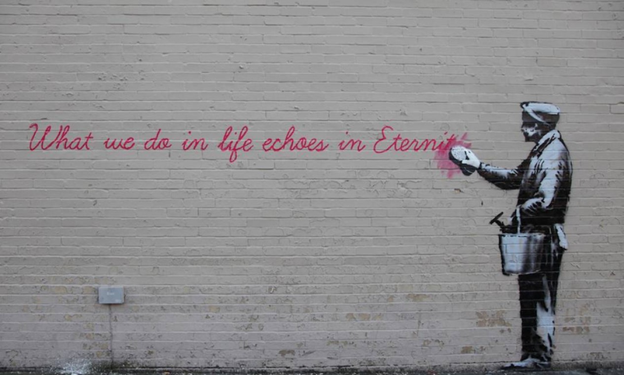 Banksy arriscou o uso de um tipo de letra diferente do que está acostumado. No texto que acompanha a obra em seu site, ironiza: 'Alguns me criticam por usar fontes que são um pouco sisudas (essa citação é de 'Gladiador'), mas sabe o que? 'Eu vou usar essa hostilidade para me fazer mais forte, não mais fraco', como disse Kelly Rowland no X-Factor Foto: Reprodução