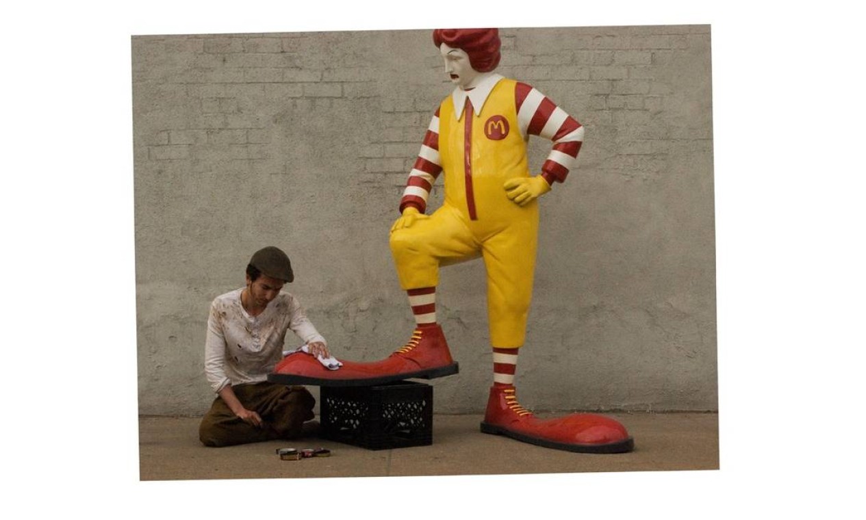 Durante a próxima semana, Banksy promete levar essa réplica em fibra de vidro do Ronald McDonald para a porta de uma loja da franquia de lanchonetes por dia. Junto com a escultura, um rapaz que ficará lustrando o sapato do palhaço. Ontem, a estátua estava no Bronx Foto: Reprodução