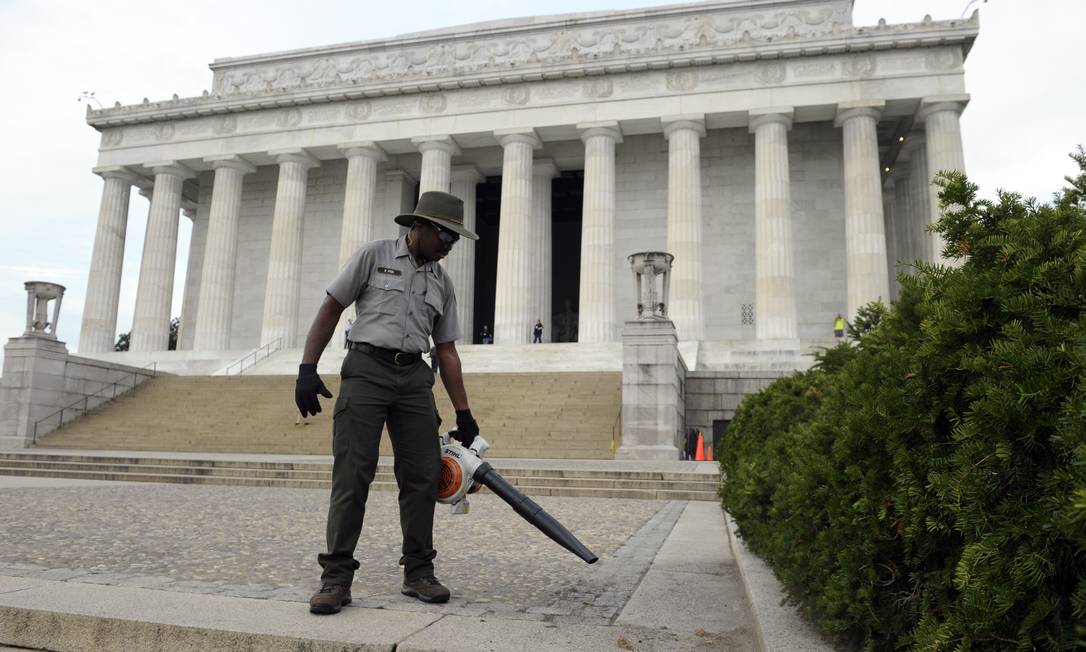 Fim do impasse fiscal. Funcionário do Lincoln Memorial retorna ao trabalho após fim do “apagão” administrativo Foto: Susan Walsh / AP