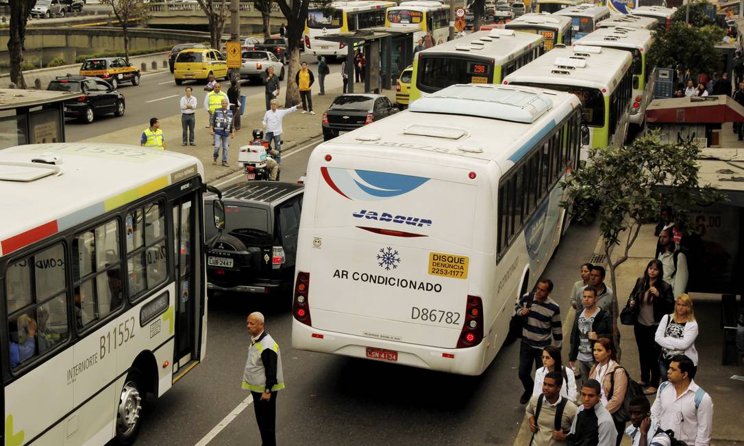 Pontos de ônibus na Avenida Francisco Bicalho, em frente à Estação da Leopoldina em 12/08/2013 Foto: Gabriel de Paiva / Agência O Globo