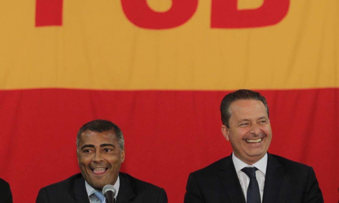 O deputado federal Romário com o presidente do PSB, Eduardo Campos Foto: Arquivo O Globo