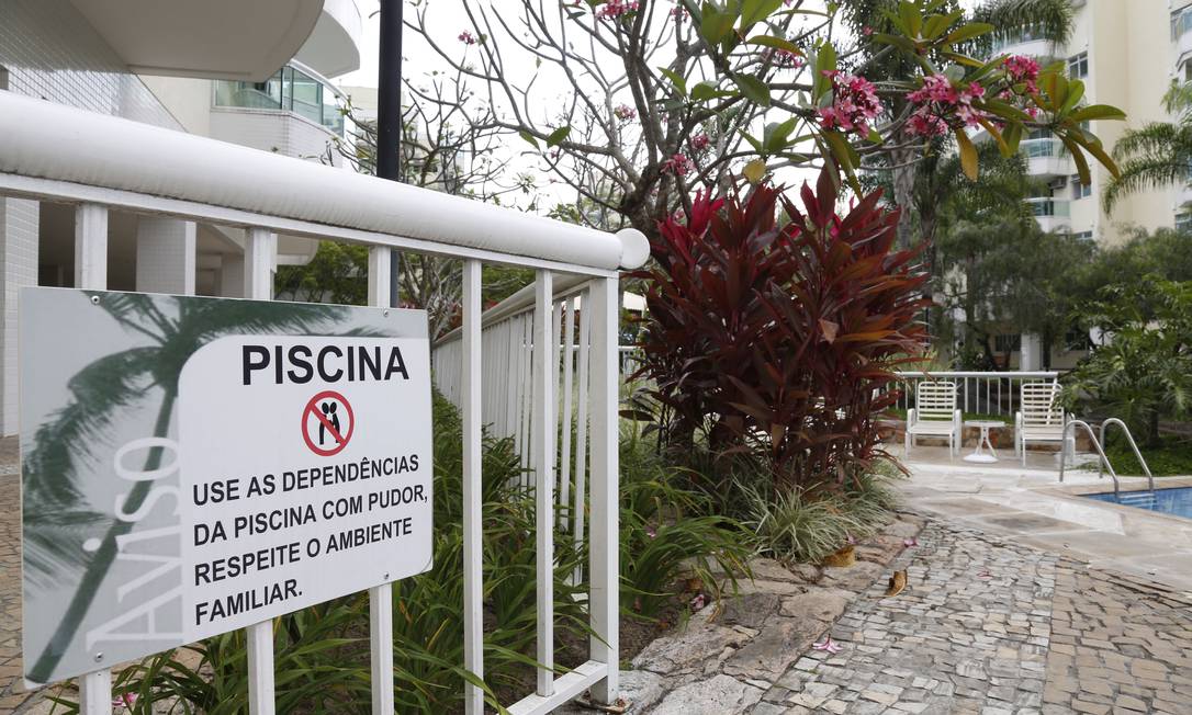 
A placa que faz advertência contra a falta de pudor está localizada em frente à piscina, na área de lazer do condomínio
Foto: Camilla Maia/Agência O Globo