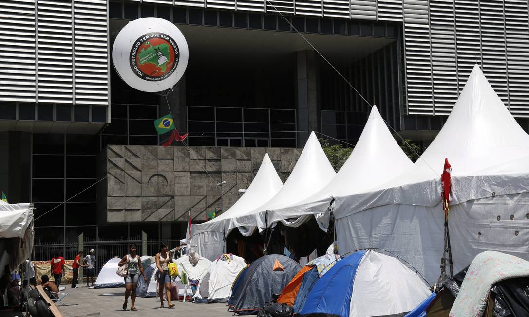 
Manifestantes acampam em frente ao prédio da Petrobras, no Centro do Rio, contra leilão de Libra
Foto: Mônica Imbuzeiro / Mônica Imbuzeiro/Agência O Globo