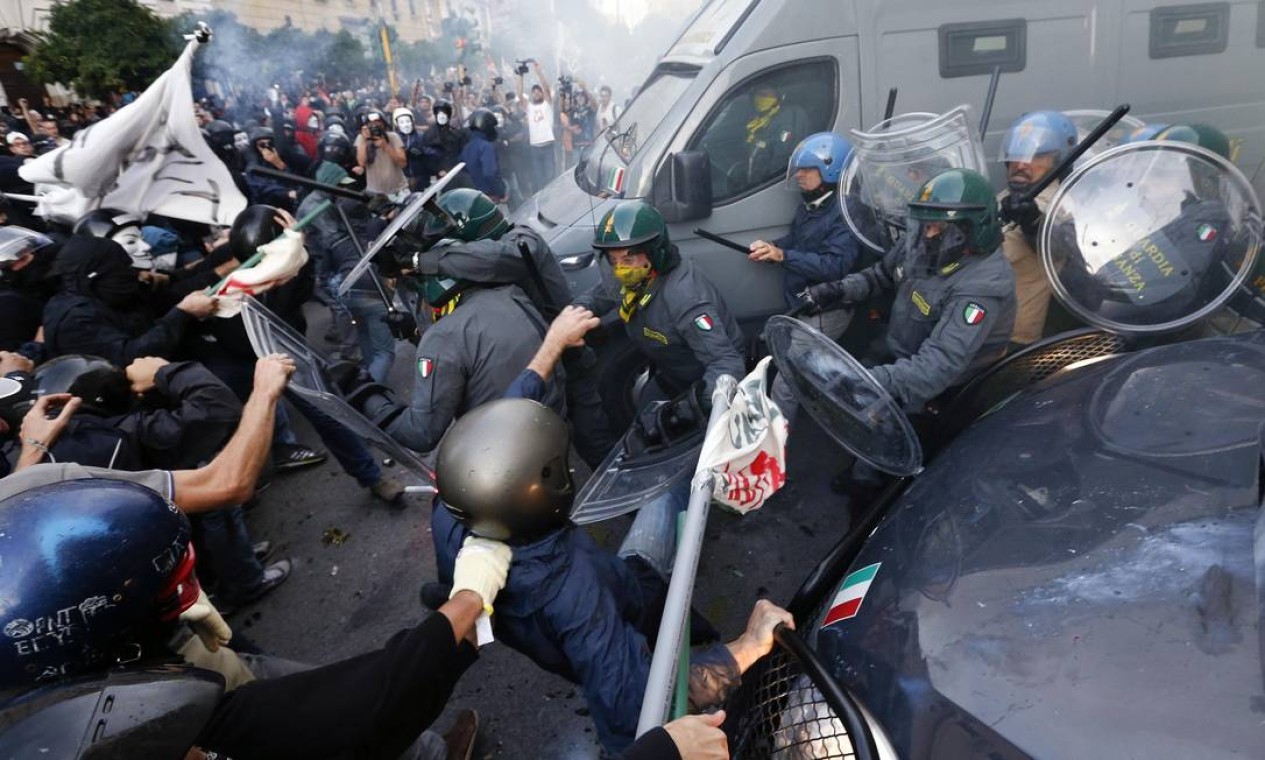A polícia interveio para manter manifestantes de direita longe dos protestos Foto: ALESSANDRO BIANCHI / REUTERS