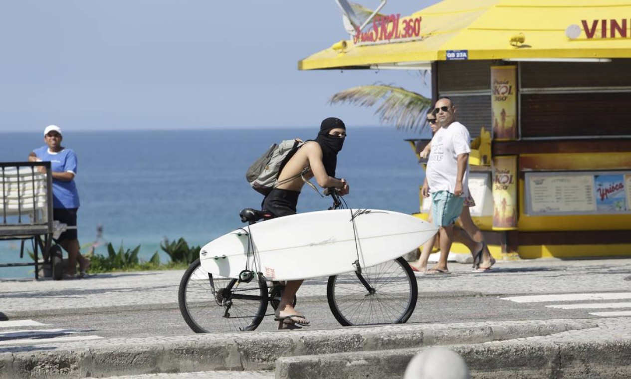Um surfista circulou mascarado em frente ao hotel Windsor, na Barra da Tijuca (RJ), como forma de protesto ao ostensivo esquema de segurança para o leilão do pré-sal Foto: Agência O Globo