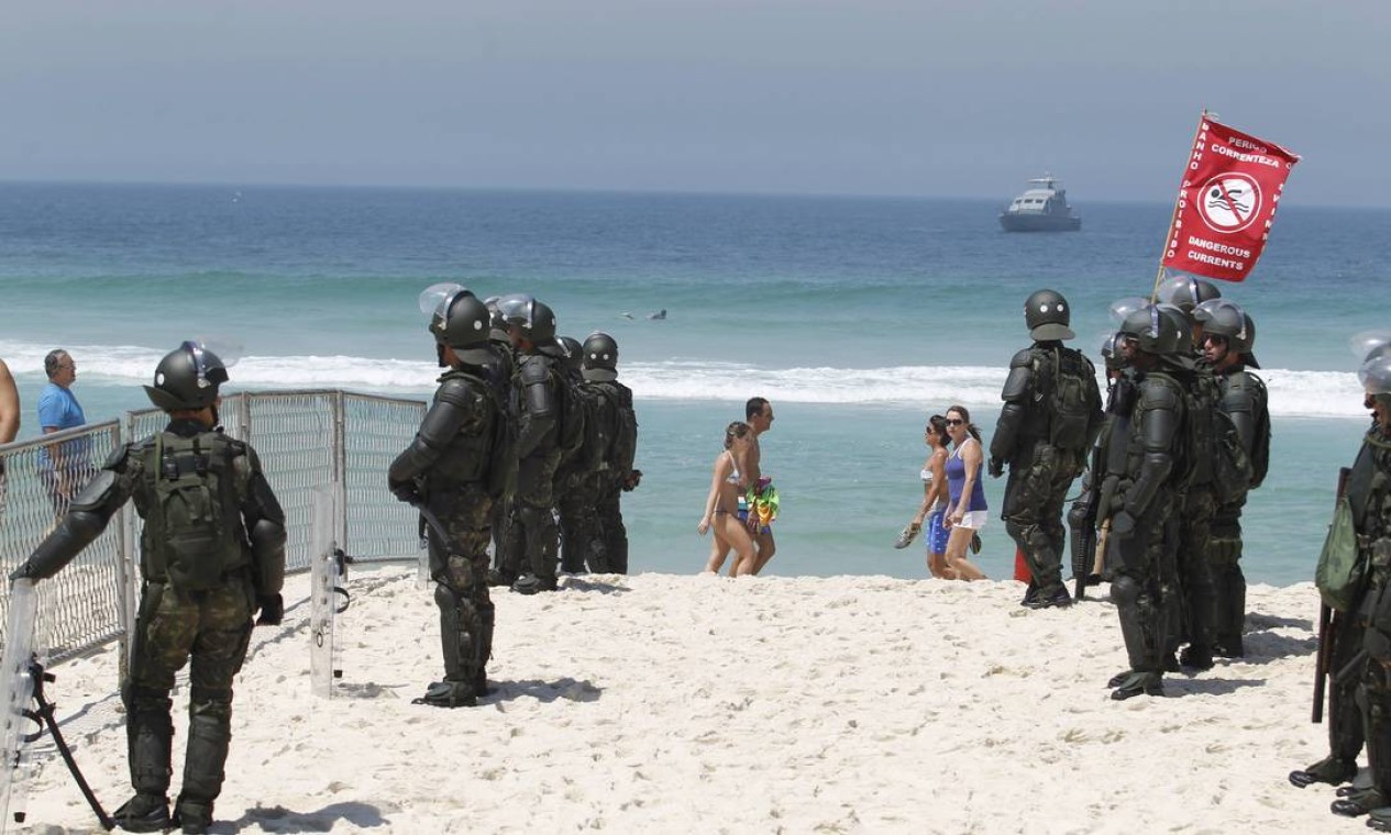 O bloqueio da orla da Barra fez com que tanto os banhistas como os pedrestes precisassem atravessar a área pela areia Foto: Domingos Peixoto / Agência O Globo