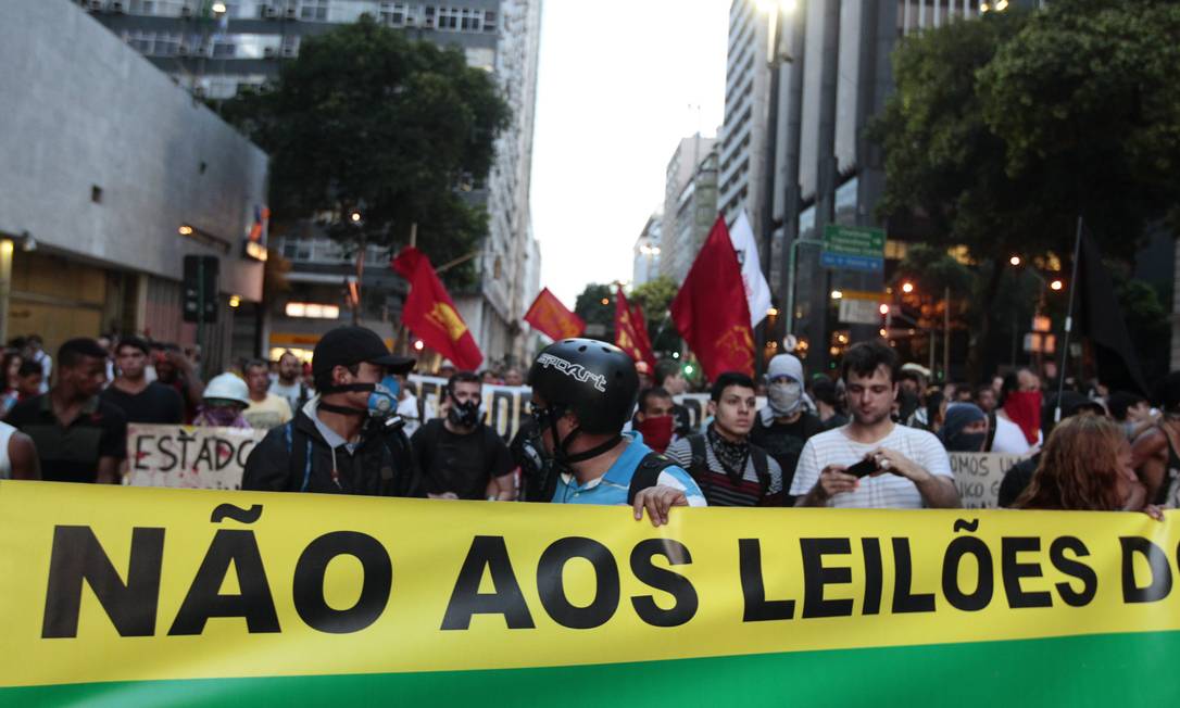 Protesto na Cinelândia, Centro do Rio, contra o leilão de Libra Foto: Urbano Erbiste / Extra