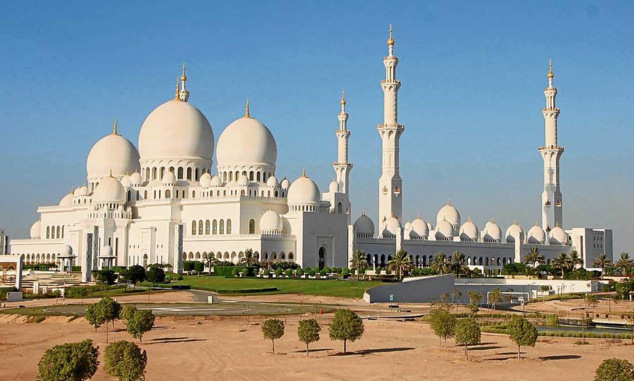 Com 82 domos e feita toda em mármore, a Grande Mesquita Xeque Zayed é a maior do país e a principal atração de Abu Dhabi Foto: Eduardo Maia / Agência O Globo