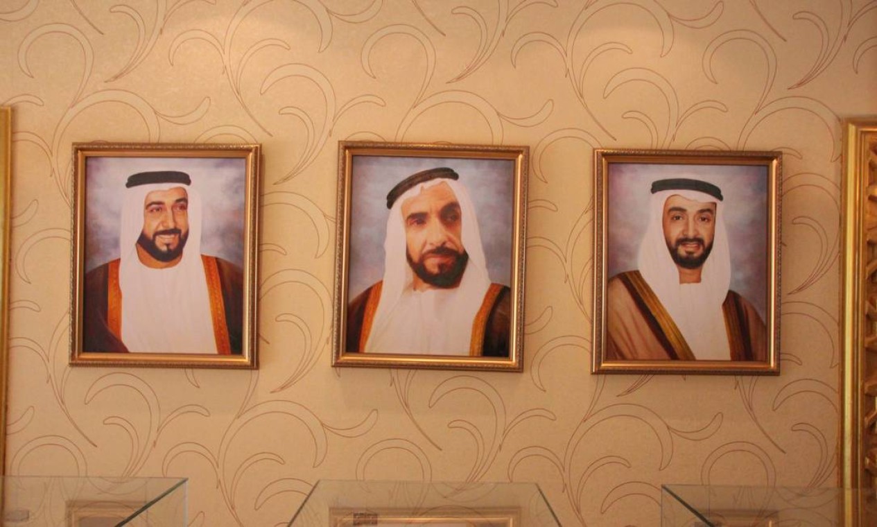 O a figura do fundador do país, Xeque Zayed, morto em 2004, está espalhada por Abu Dhabi, sempre cercado pelos retratos dos filhos, Khalifa (esquerda, atual presidente) e Mohammed (direita, emir de Abu Dhabi) Foto: Eduardo Maia / Agência O Globo