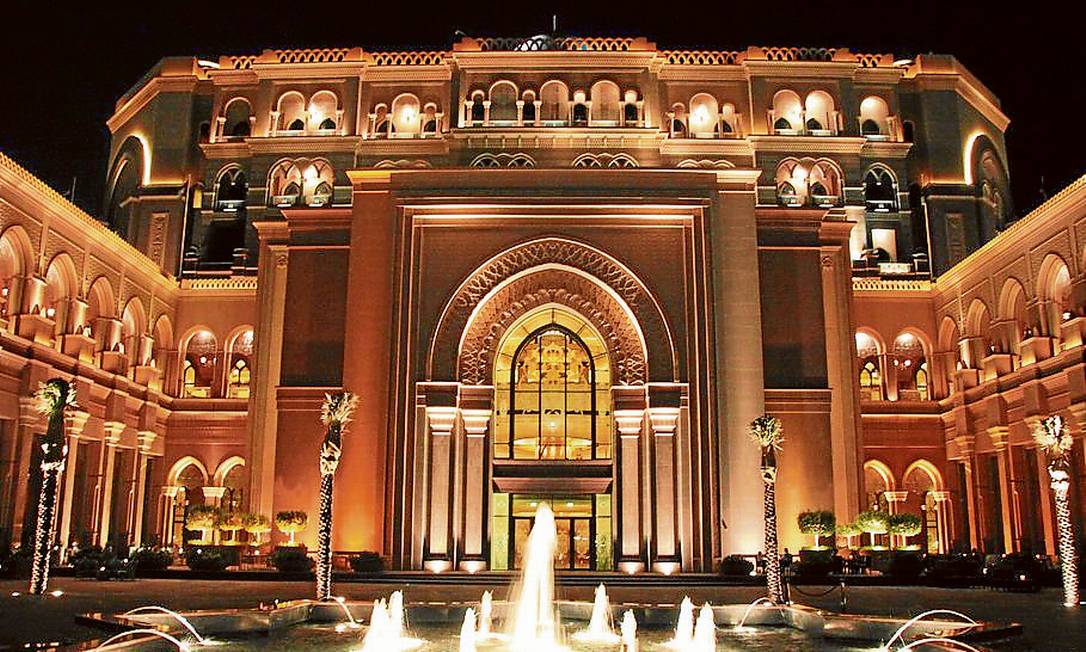 
Uma das fachadas do Emirates Palace, o hotel de US$ 3 bilhões, em Abu Dhabi
Foto: Eduardo Maia / Agência O Globo